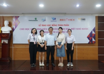 Lễ trao học bổng toàn phần dành cho SV có hoàn cảnh đặc biệt khó khăn lần 4